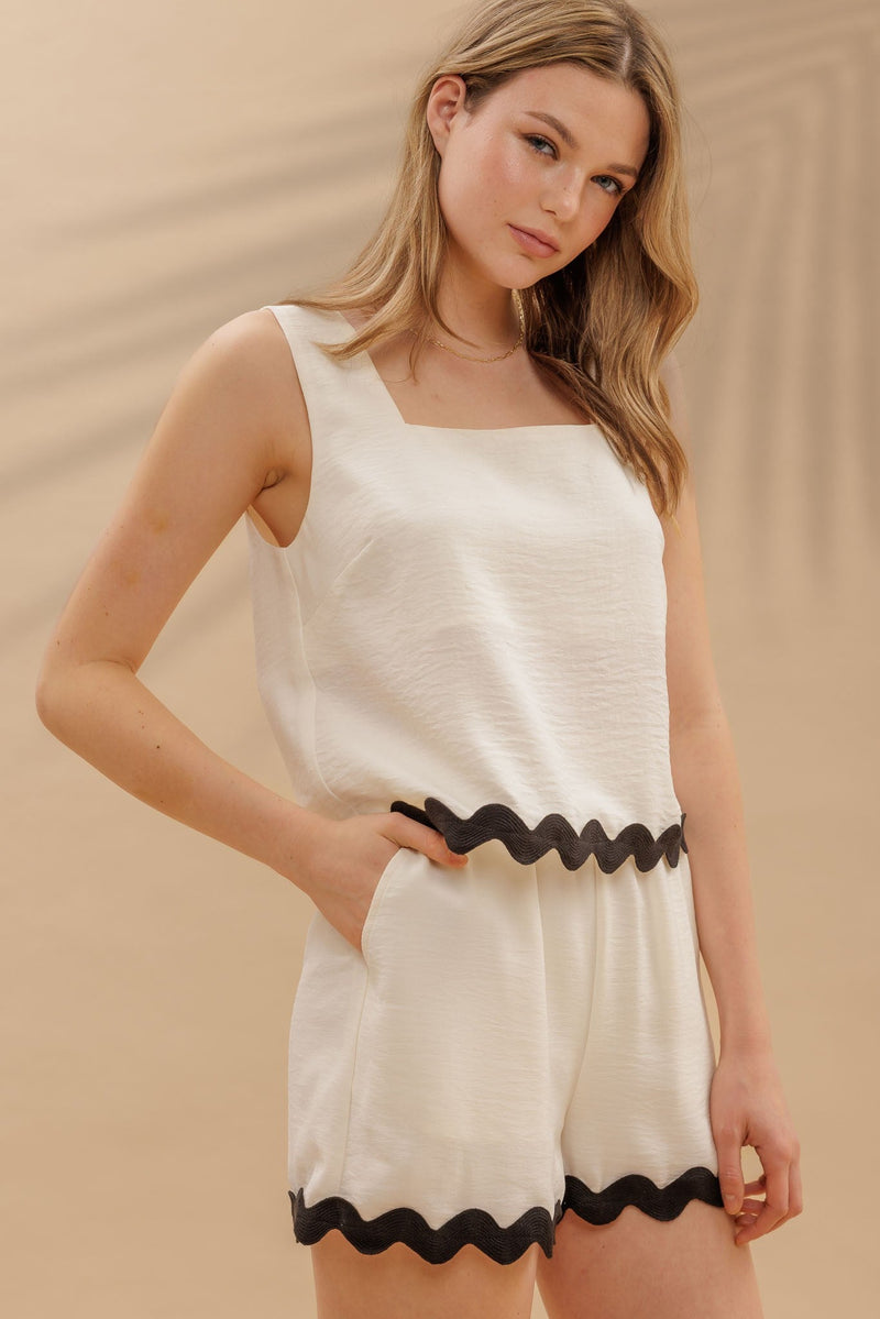 Contrast Wavy Hem Sleeveless Top - Chandeliers Boutique ny