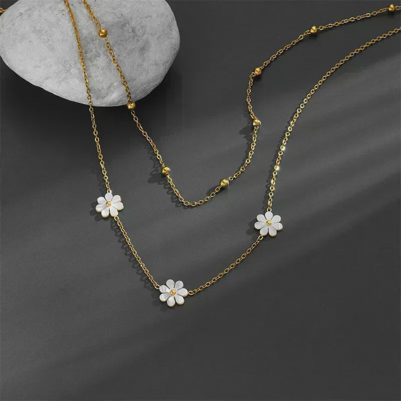 Three Little Daisies Necklace