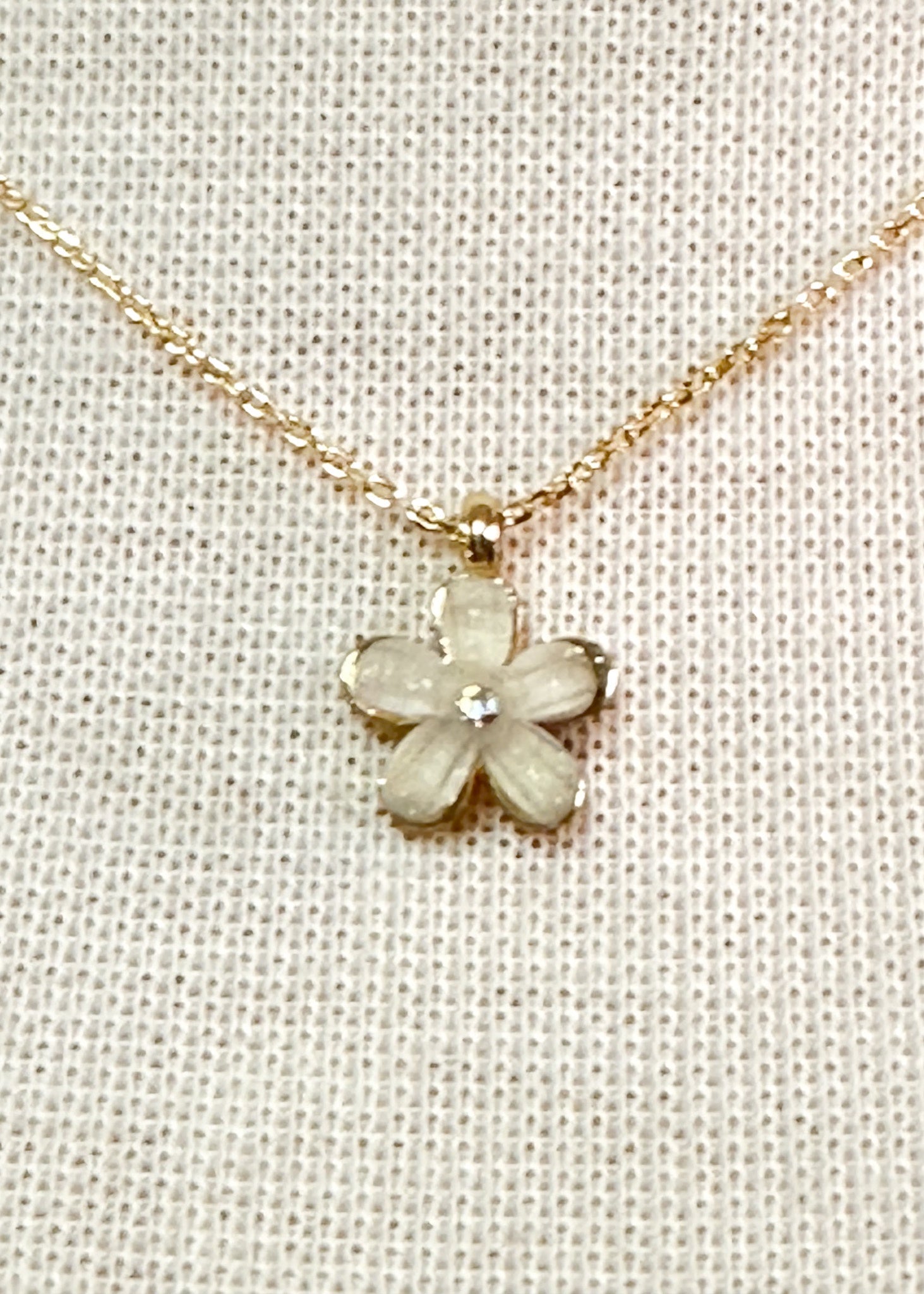 Single Daisy Necklace - Chandeliers Boutique ny